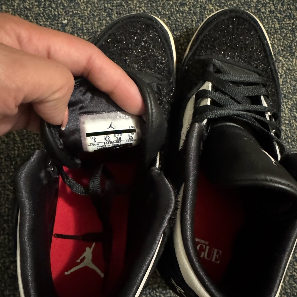 Selling my Nike x Vogue collab. This is pretty great excellent pre owned. Size 8 - Picture 2 of 7